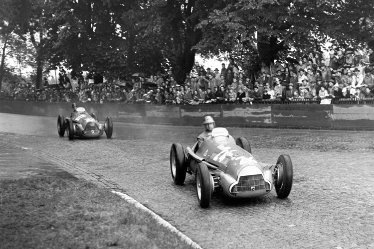 Juan Manuel Fangio (vorne) siegt im GP Schweiz 1951 in Bremgarten