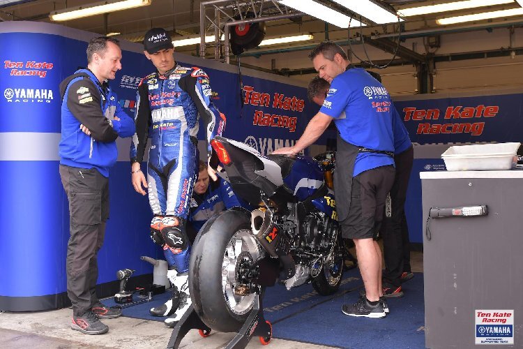 Mick Shanley und Loris Baz diskutieren über die Yamaha R1