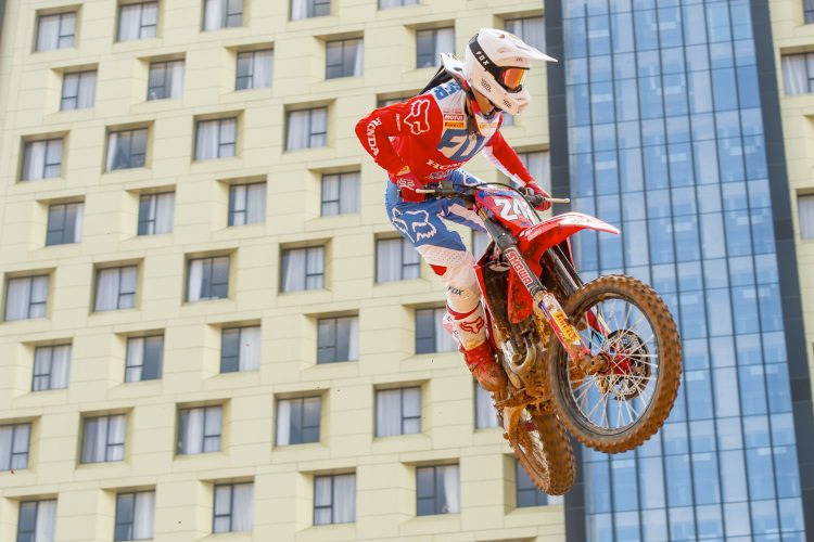 Tim Gajser gewann den ersten Lauf in Palembang