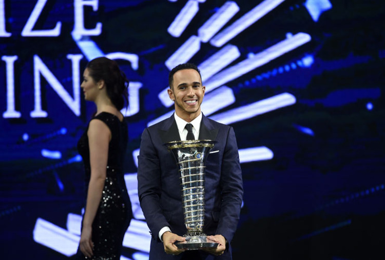 In Doha durfte Lewis Hamilton seine WM-Trophäe entgegennehmen