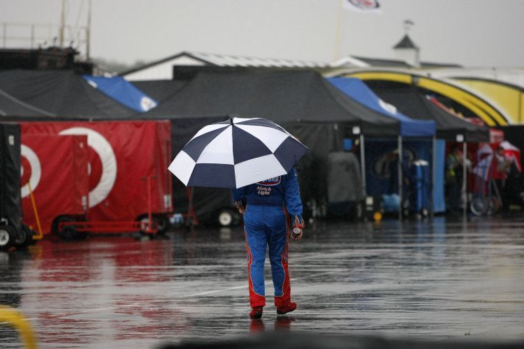 Marcos Ambrose verschwand unter dem Regenschirm.