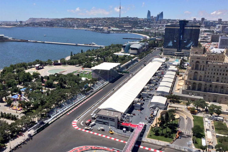 Blick auf die Strassenrennstrecke von Baku