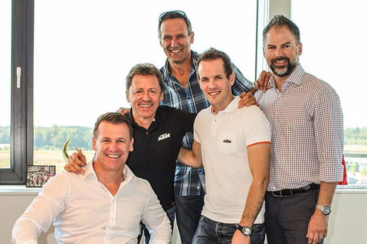 Mika Kallio, Zweiter von rechts, hilft KTM auch 2019