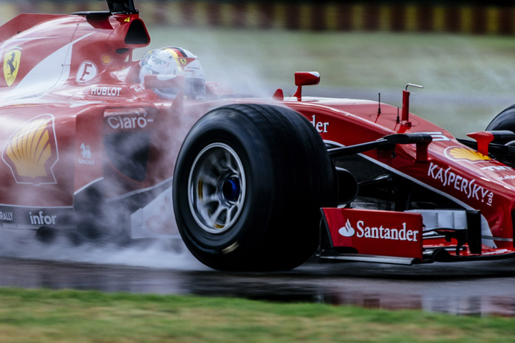 Zum Testauftakt rückte Ferrari-Star Sebastian Vettel aus