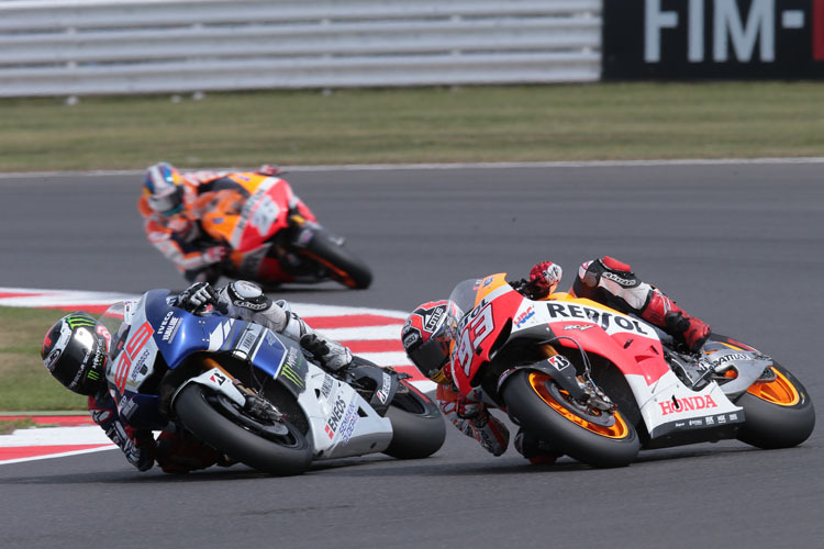 Silverstone: Jorge Lorenzo (99) wehrt sich gegen Márquez (93), hinten Pedrosa