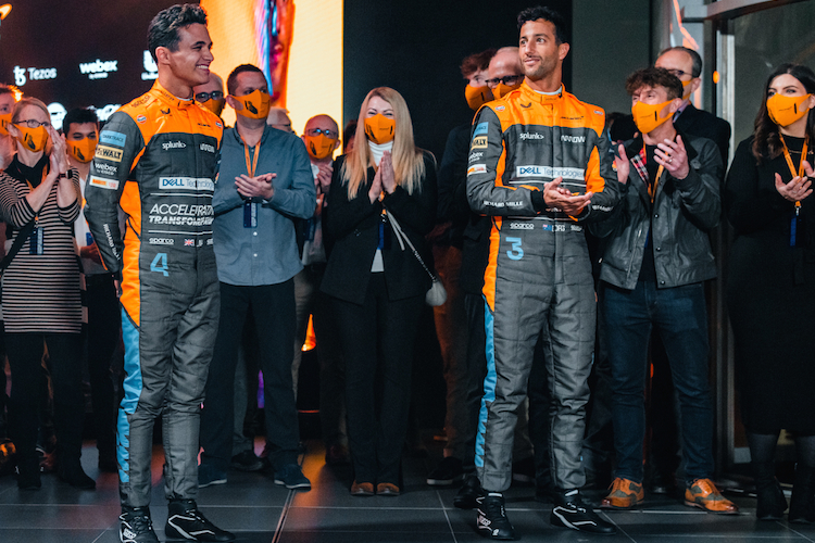 Daniel Ricciardo und Lando Norris durften bei der Präsentation des neuen McLaren MCL36 nicht fehlen