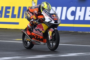 Erster Sieg im Red Bull Rookies Cup für Benat Fernandez)