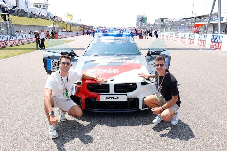 Die DTM-Asse Kelvin van der Linde und der amtierende Champion Sheldon van der Linde (v.l.n.r.) beim LIQUI MOLY Motorrad Grand Prix Deutschland auf dem Sachsenring