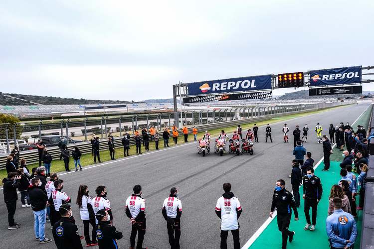 Die Moto2- und Moto3-Teams versammelten sich in Valencia zu einer Schweigeminute