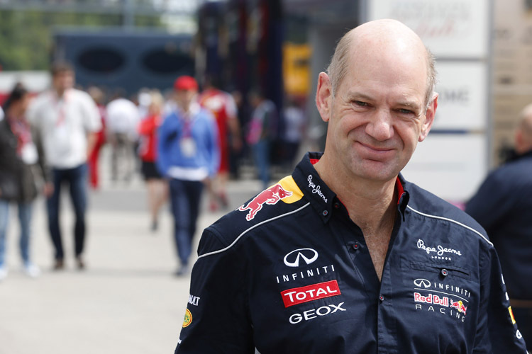 Adrian Newey gibt in Silverstone im Lamborghini Gas