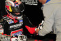 Veter Antonio Cortese hilft Sandro in die Handschuhe