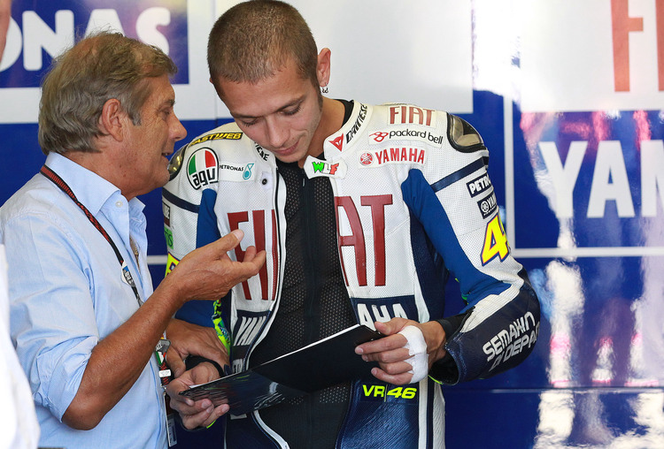 Giacomo Agostini und Valentino Rossi bei einem Gespräch 2010 beim San-Marino-GP