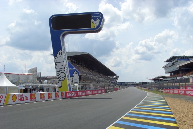 Blick auf die Start/Ziel-Gerade der Rennstrecke in Le Mans