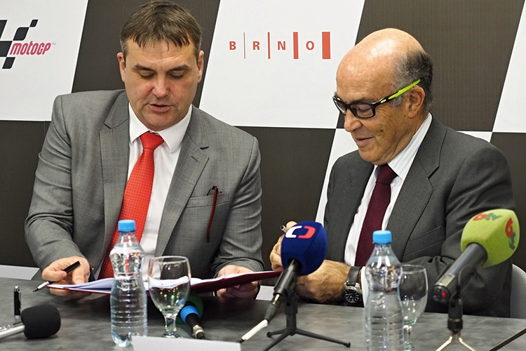 Petr Vokral, der Bürgermeister von Brünn, mit Dorna-CEO Carmelo Ezpeleta