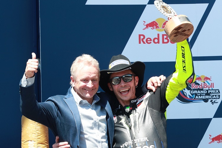 Kevin Schwantz und Valentino Rossi auf dem Podium von Austin