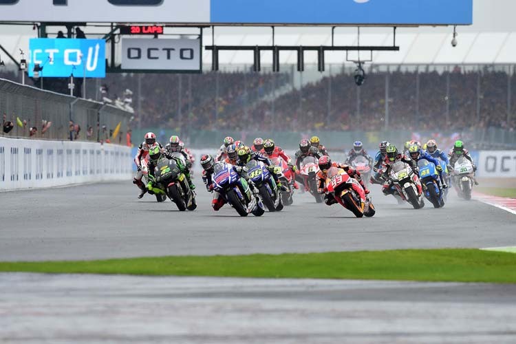 2015 starteten die MotoGP-Piloten bei nassen Streckenverhältnissen in das Rennen von Silverstone