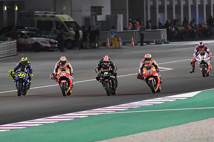 Das Rennen in Katar: Rossi (46) neben Pedrosa (26), Zarco (5) und Márquez, dahinter Petrucci; Dovi liegt noch zurück.