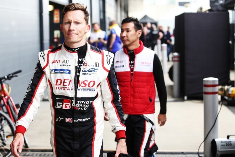 Mike Conway (li.) vor seinem WEC-Kollegen Kamui Kobayashi