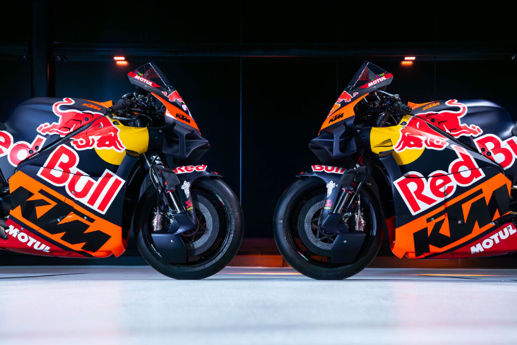 Red Bull ist in diesem Jahr groß auf allen vier MotoGP-Maschinen von KTM – hier die Tech3-Bikes