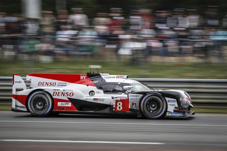 Führt die 24h von Le Mans an: Der Toyota TS050 Hybrid von Sébastien Buemi, Kazuki Nakajima und Fernando Alonso