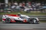 Führt die 24h von Le Mans an: Der Toyota TS050 Hybrid von Sébastien Buemi, Kazuki Nakajima und Fernando Alonso