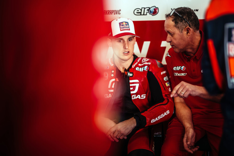 Pol Espargaró mit Crew-Chief Paul Trevathan