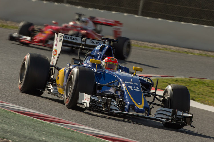 Felipe Nasr im neuen Sauber C35 vor Sebastian Vettel im Ferrari