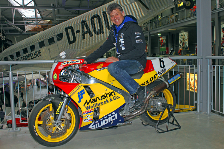 Michael Galinski auf seiner ehemaligen Honda im Technik Museum in Speyer