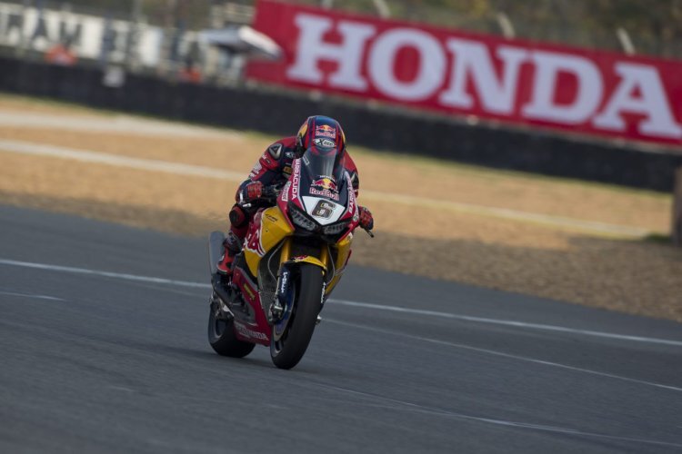 Stefan Bradl stürzte mit der Red Bull Honda im zweiten Superbike-Rennen in Thailand