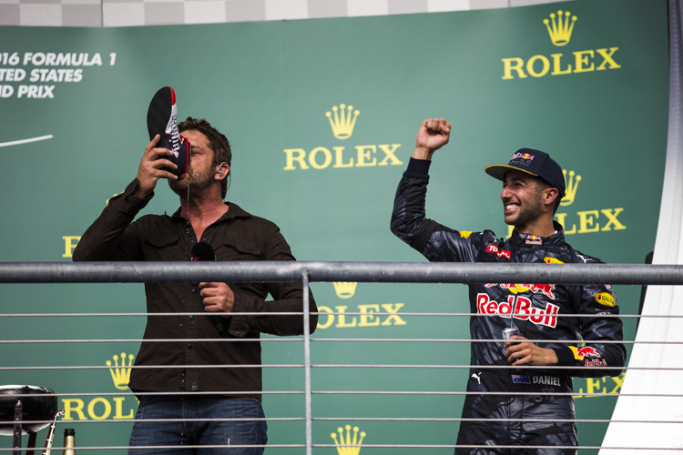 Daniel Ricciardo freut sich: Gerald Butler trinkt Red Bull aus dem Rennstiefel