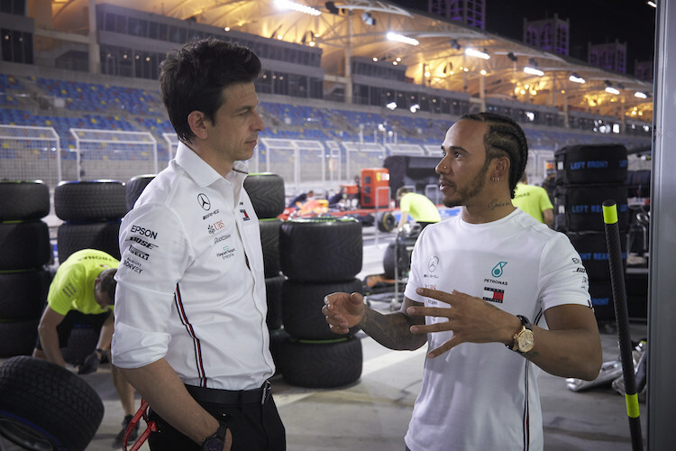 Toto Wolff mit Bahrain-Sieger Lewis Hamilton 