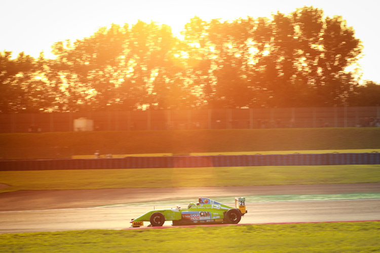 Gedreht wurde bei der Formel 4 und beim ADAC Kart Masters