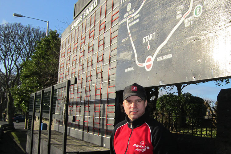 Michael Grabmüller vor der legendären Rundenanzeigetafel auf der Isle of Man.