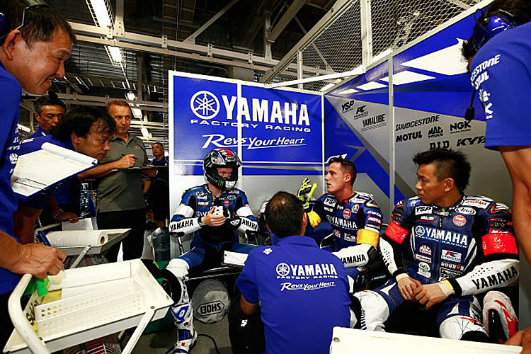 Bradley Smith (mit Helm), Pol Espargaró und Katsuyuki Nakasuga (vlnr.)