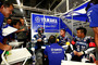 Bradley Smith (mit Helm), Pol Espargaró und Katsuyuki Nakasuga (vlnr.)