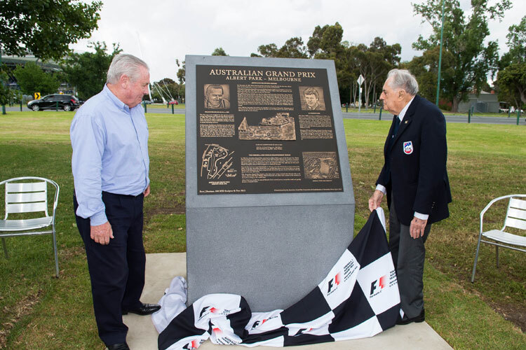 Sir Jack Brabham und Alan Jones enthüllen den Gedenkstein im  Albert Park