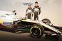 Esteban Ocon mit Sergio Pérez vor dem neuen VJM10