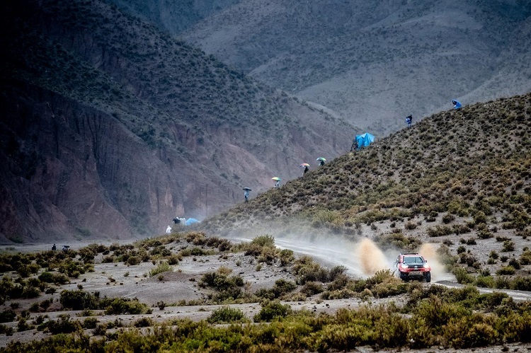 Joan Nani ist im Toyota Hilux in Schlagdistanz zur Spitze