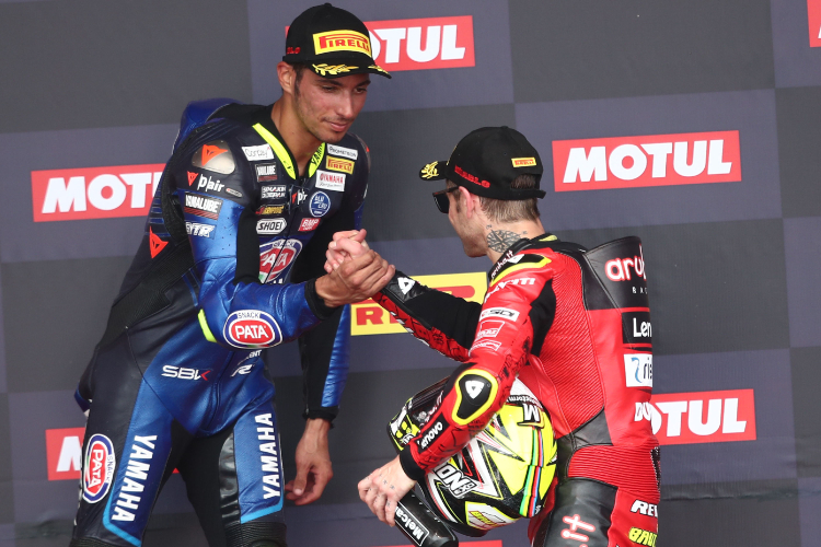 Toprak Razgatlioglu (li.) gratuliert Alvaro Bautista