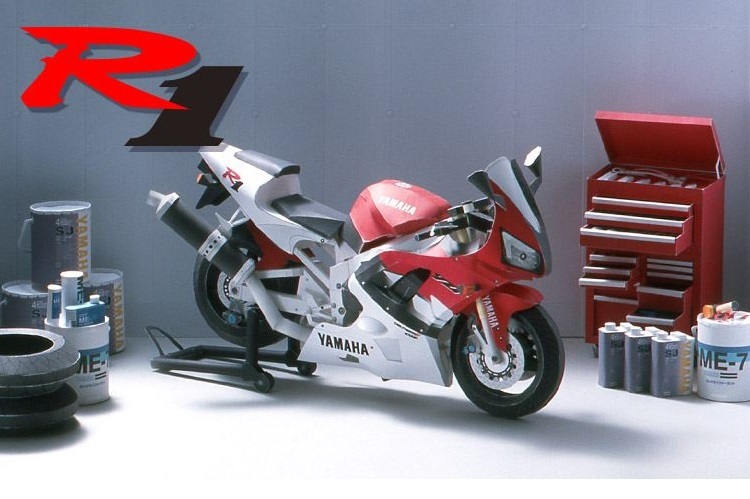 Eine Yamaha YZF-R1 von 1998 samt Boxeneinrichtung - umsonst!