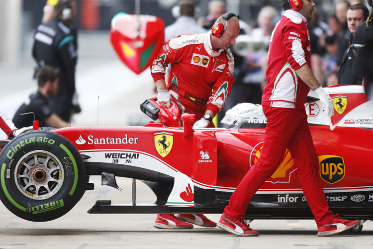 Sorgen bei Ferrari: Der Wagen von Vettel wird in die Box gerollt