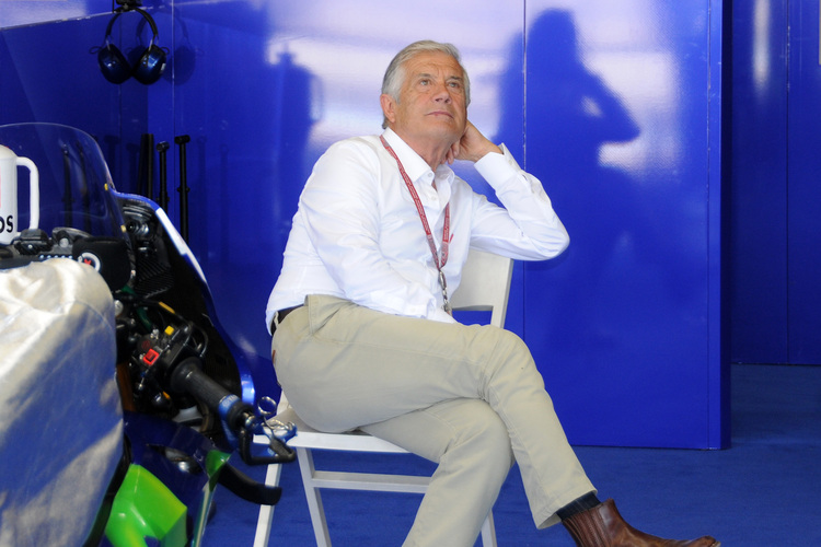 Giacomo Agostini nach dem Jerez-GP in der Yamaha-Box von Rossi 