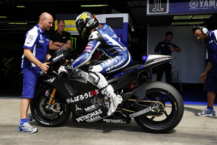 Lorenzo nimmt Mass auf der 1000er Yamaha