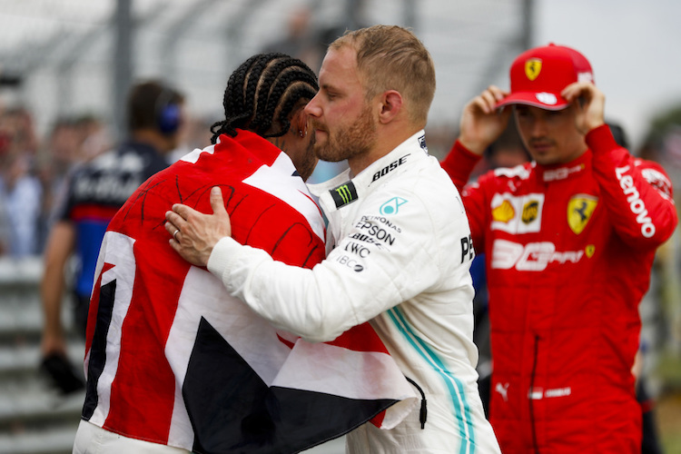 Valtteri Bottas gratuliert seinem Mercedes-Teamkollegen Lewis Hamilton zum Silverstone-Sieg