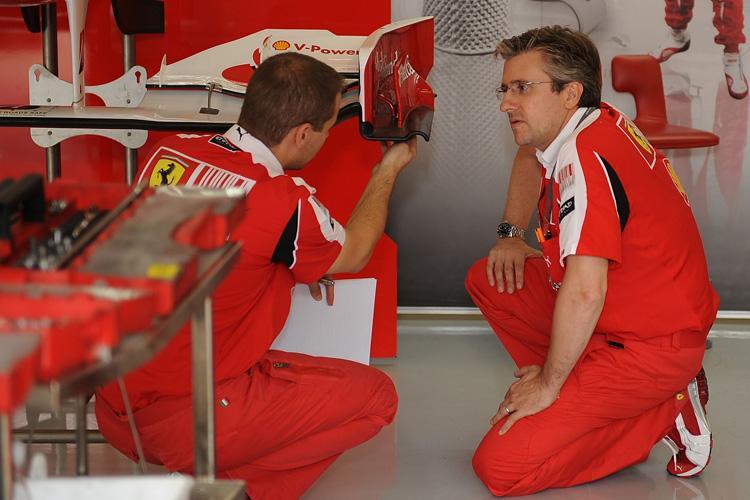 Ferrari-Techniker Pat Fry (rechts)