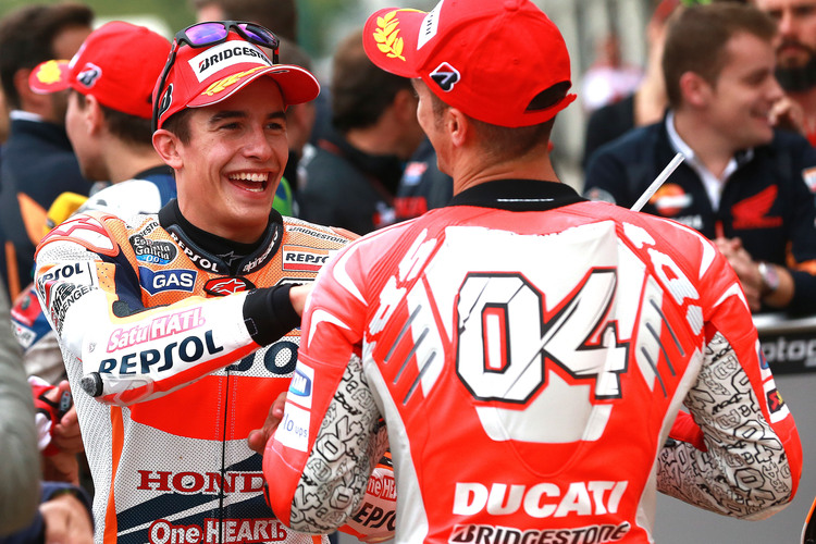 Marc Márquez (links) im Parc Fermé mit Andrea Dovizioso