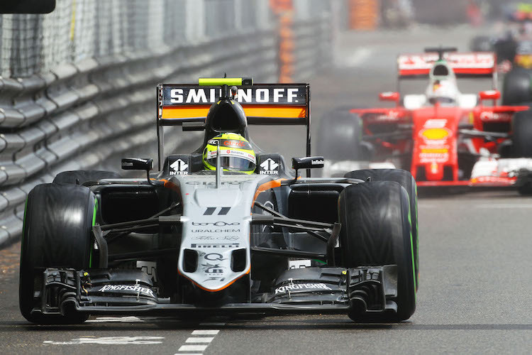 Sergio Pérez (Force India) in Monaco vor Sebastian Vettel im Ferrari
