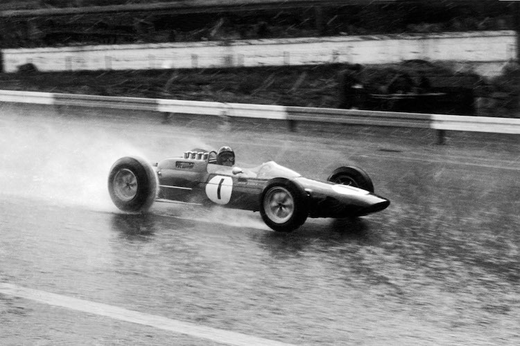 Auflösung der Vorwoche: Jim Clark mit seinem Lotus im Regen von Spa-Francorchamps 1963