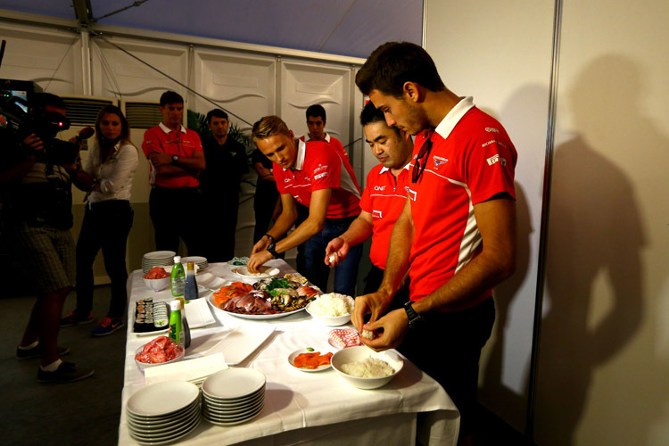 Kein einfaches Unterfangen: Das Marussia-Duo Jules Bianchi und Max Chilton übte sich im Sushi-Rollen