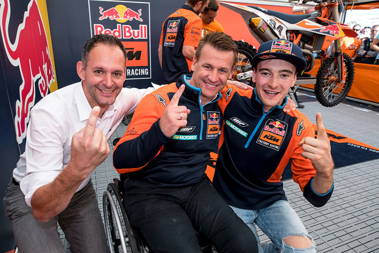 Die KTM-Manager Robert Jonas und Pit Beirer mit Jeff Herlings